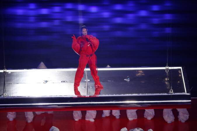 Rihanna portait des sneakers issues de la collaboration Maison Margiela x Salomon ton sur ton lors de la mi-temps du Super Bowl 57 à Glendale