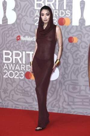 Rina Sawayama arbore la robe légère sans soutien-gorge aux Brit Awards 2023 
