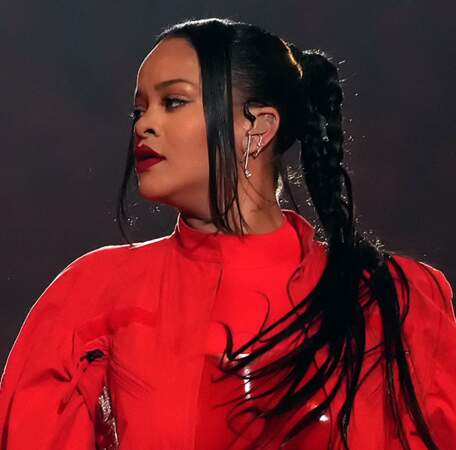 Rihanna arbore des boucles d'oreille dépareillées de chez Messika