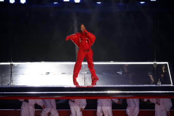 Rihanna a démarré le show vêtue d’une combinaison ample rouge écarlate de chez Loewe  lors de la mi-temps du Super Bowl 57 à Glendale