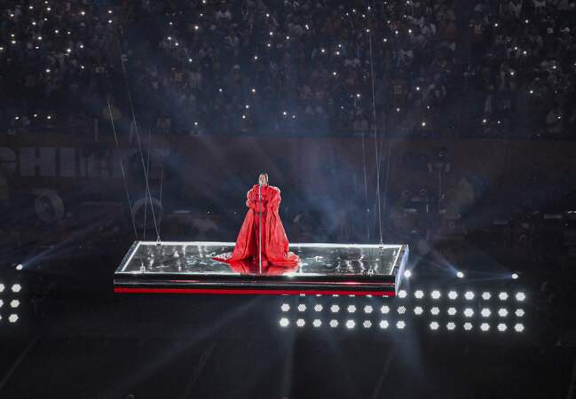 Rihanna assure le show lors de la mi-temps du Super Bowl 57 à Glendale