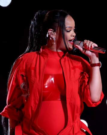 Rihanna dévoile son baby bump au Super Bowl 2023
