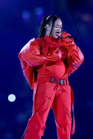 Rihanna caresse son ventre arrondi lors du Super Bowl 2023