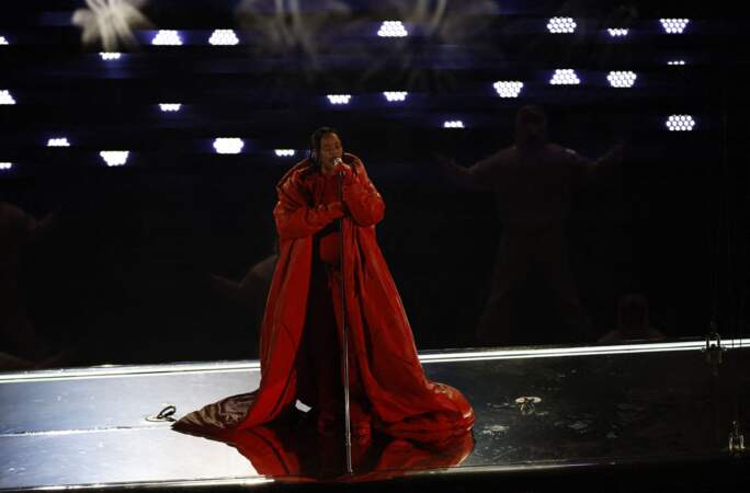 Tout en entonnant son tube Umbrella, Rihanna a enfilé une doudoune en cuir rouge Alaïa similaire au manteau écarlate Norma Kamali iconique de Leon Talley lors de la mi-temps du Super Bowl 57 à Glendale