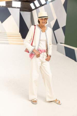 À 65 ans, Inès de La Fressange est superbe avec un ensemble immaculé très printanier au défilé Chanel le 5 juillet 2022