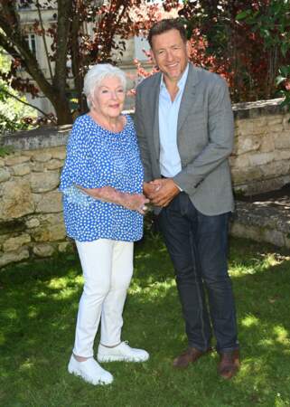 Au côté de Dany Boon, Line Renaud prend la pose avec une chemise fleurie, le 24 août 2022. À 94 ans, elle est chic !