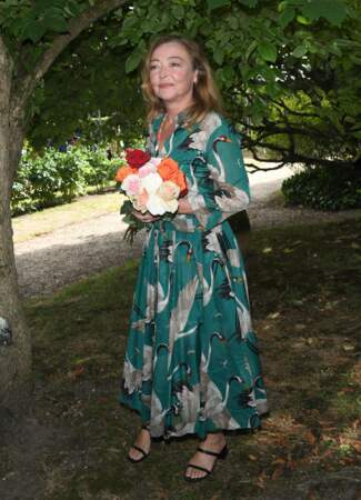 À 64 ans, Catherine Frot enfile une robe verte et fleurie au Festival d'Angoulême, le 29 août 2020