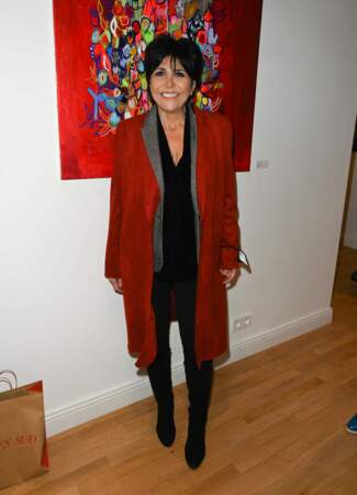 Liane Foly porte bien le rouge au vernissage de l'exposition de Caroline Faindt à Paris, le 21 octobre 2021