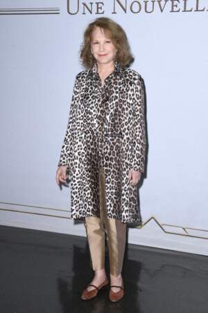 À 74 ans, Nathalie Baye porte l'imprimé avec un manteau léopard le 19 avril 2022