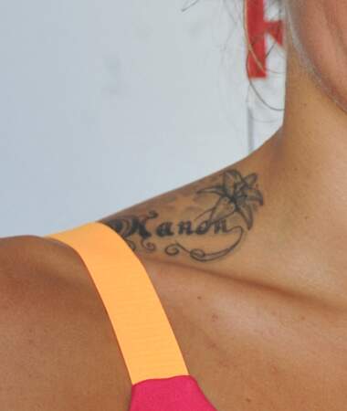 Laure Manaudou se fait tatouer une étoile au milieu de son cou 