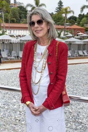 À 65 ans, Caroline de Monaco porte les bijoux en accumulation au défilé croisière Chanel à Monaco, le 5 mai 2022