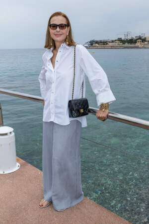 À 65 ans, Carole Bouquet adopte la tendance oversize au défilé croisière Chanel à Monaco, le 5 mai 2022 