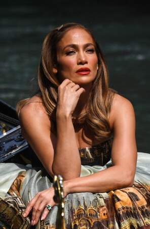Jennifer Lopez et ses reflets caramel à la Mostra de Venise, le 11 septembre 2021