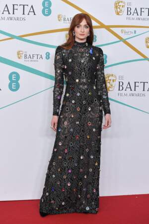Sophie Turner porte une robe en dentelle noire ornée de pierres colorées signée Louis Vuitton aux Bafta 2023