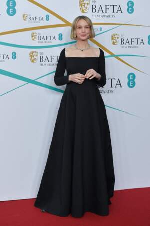Carey Mulligan arbore une robe noire Dior aux Bafta 2023