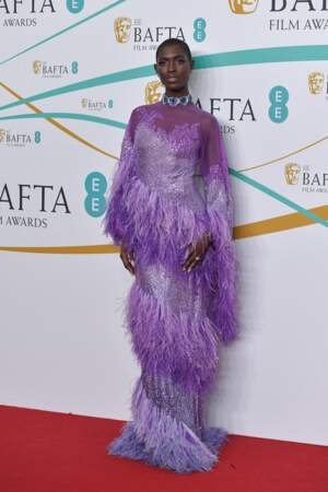 Jodie Turner-Smith arbore une robe violette ornée de strass et plumes signée Gucci aux Bafta 2023