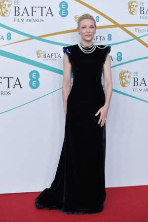 Cate Blanchett porte un fourreau noir signée Maison Margiela qu'elle avait déjà porté aux Oscars en 2015 et des bijoux Louis Vuitton aux Bafta 2023