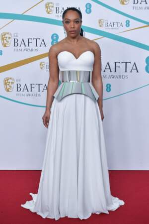 Naomi Ackie arbore une robe blanche bustier rehaussée d'une  ceinture métal de chez Loewe aux Bafta 2023