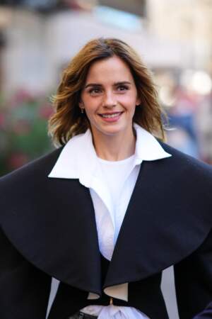 Emma Watson est ravissante avec son carré ondulé châtain aux reflets dorés