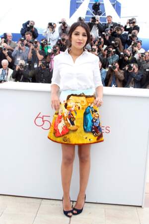Leïla Bekhti ajoute du pep's à sa tenue grâce à une jupe colorée au Festival de Cannes en 2012