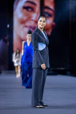 Avec son costume à la coupe originale, Leïla Bekhti est stylée pour défiler au défilé L'Oréal Paris, le 2 octobre 2022