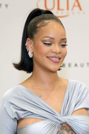 La chanteuse Rihanna qui porte une queue de cheval sur cheveux lisse. Une beauté !