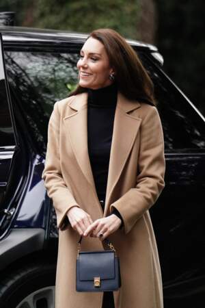 Kate Middleton arbore l’un des modèles culte du maroquinier français Polène à Slough, le 21 février 2023