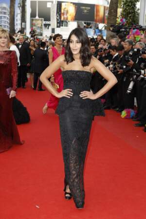 Leïla Bekhti est sublime avec sa longue robe en dentelle semi-transparente au Festival de Cannes, le 18 mai 2012