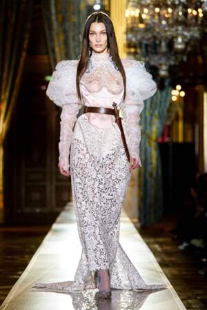 Bella Hadid est devenue la mariée style "guerrière" du défilé Vivienne Westwood - automne/hiver 2021