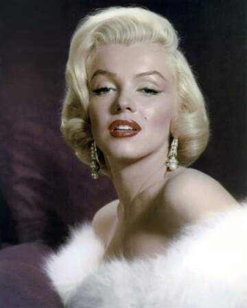 L'indémodable Marilyn Monroe et son iconique blond platine, coiffé en un très joli carré ondulé.