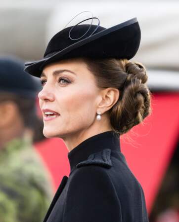 Kate Middleton toujours aussi élégante et raffinée avec ce chignon bas travaillé à la perfection.