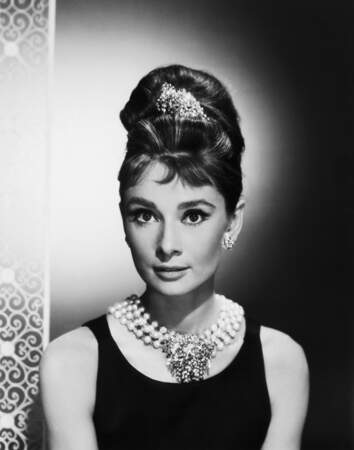 L'incontournable Audrey Hepburn surmontée d'un magnifique chignon haut sophistiqué. Magique ! 