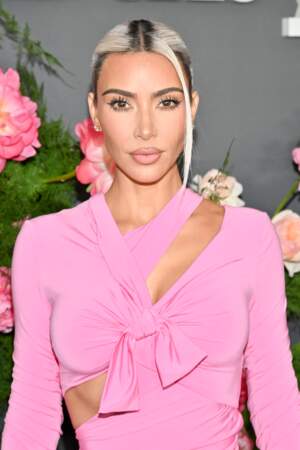 Kim Kardashian est toute pimpante avec ce chignon, plaqué au milieu.