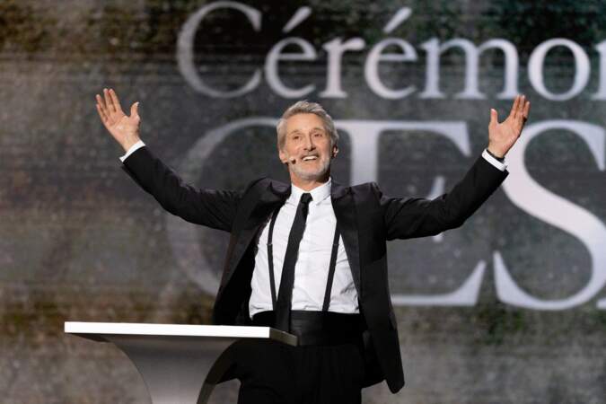Après Pierre Tchenia, Antoine de Caunes est celui qui a le plus présenté les César : 10 fois, entre 1996 et 2022
