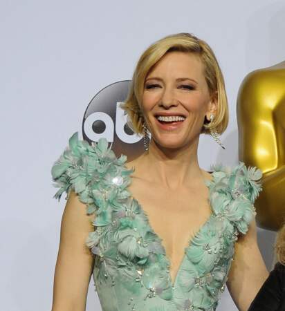 Cate Blanchett remporte l'Oscar de la meilleure création de costumes pour le film "Mad Max: Fury Road", le 28 février 2016