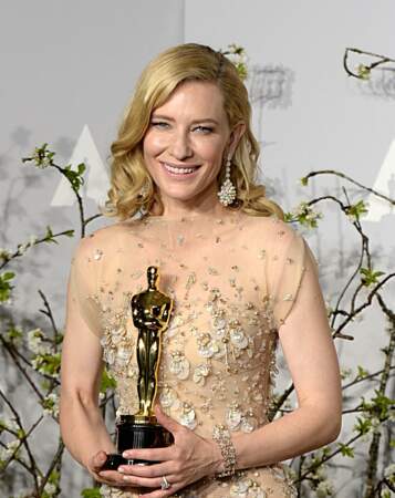 Cate Blanchett reçoit l'Oscar de la meilleure actrice pour le rôle de Jasmine dans le film "Blue Jasmine" lors de la 86ᵉ cérémonie des Oscars, le 2 mars 2014