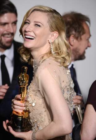Cate Blanchett, reproduit l'une des coiffures tendances de la saison : le side hair lors de la cérémonie des Oscar, le 2 mars 2014