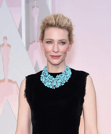 Cate Blanchett crée une coiffure bombée et surélevée lors de la soirée des Oscar, le 22 février 2015