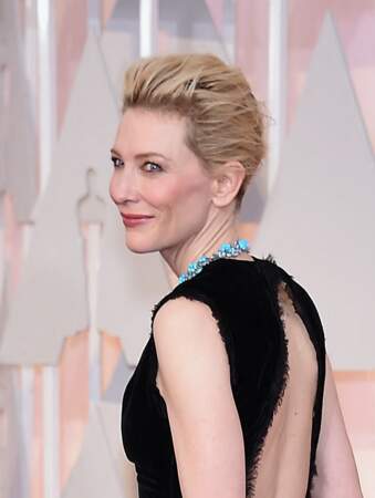 Cate Blanchett humidifie ses cheveux lors de la soirée des Oscar, le 22 février 2015