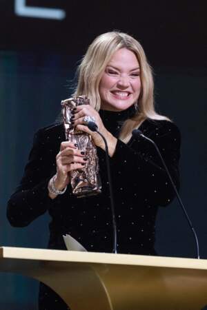 Virginie Efira reçoit le César de la meilleure actrice lors de la 48ème cérémonie des César, le 24 février 2023