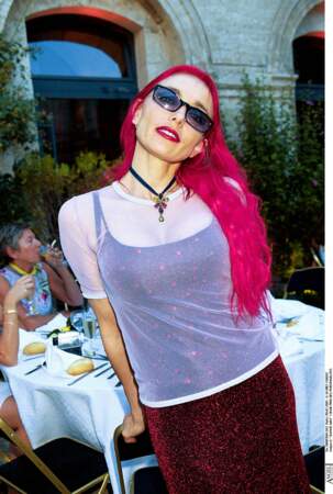 Jeanne Mas arbore une longue chevelure rose fluo coiffée d'un effet wavy, le 9 juillet 2001