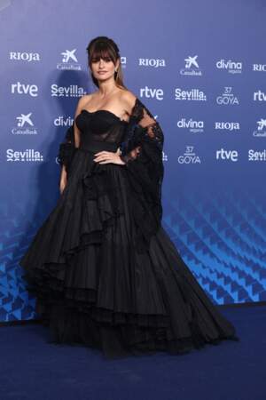 Penélope Cruz fait sensation avec une robe bustier noire Dolce & Gabbana, assez volumineuse aux Goya le 11 février 2023