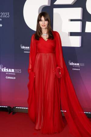 Monica Bellucci et sa robe à longue traînée rouge vaporeuse lors de la 48ème cérémonie des César à l’Olympia à Paris, le 24 février 2023