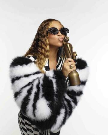 Beyoncé et sa coloration bronde sur cheveux wavy en 2023