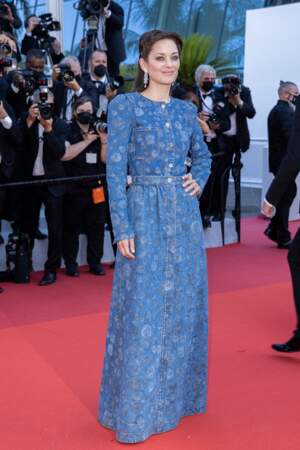 Marion Cotillard porte la longue robe en jean et fleuri de la marque Chanel au Festival de Cannes, le 10 juillet 2021