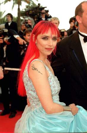 Jeanne Mas adopte la franche et la coloration rouge feu lors de la montée des marches du Festival de Cannes, le 12 mai 2001