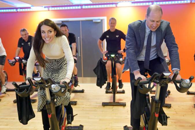 Le prince William et Kate Middleton participent à un cours de spinning lors d'une visite au centre de loisirs Aberavon à Port Talbot, le 28 février 2023
