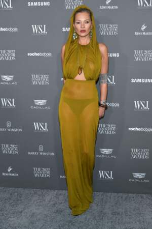 Kate Moss est tendance avec une robe transparente Saint Laurent à capuche aux WSJ Innovator Awards 2022, le 2 novembre 2022