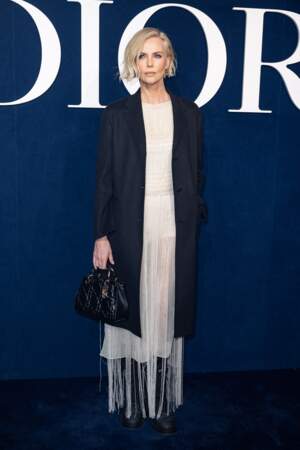 Charlize Theron en front row du défilé Dior, le 28 février 2023 - prêt-à-porter automne-hiver 2023/2024