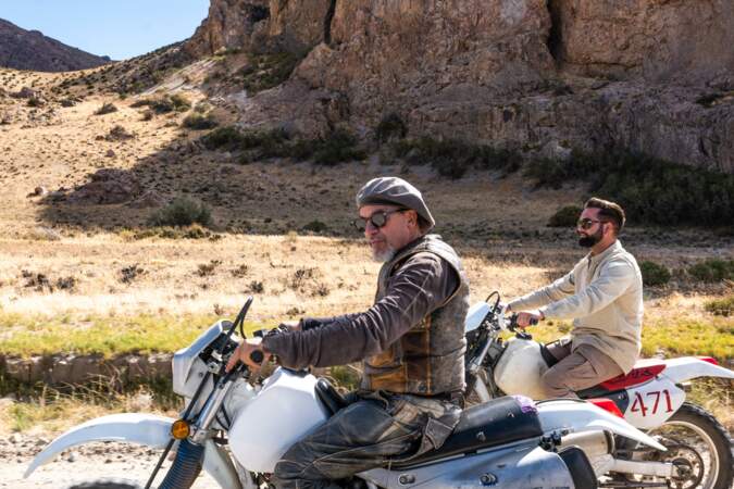 Kendji Girac et Florent Pagny à  moto dans un magnifique paysage